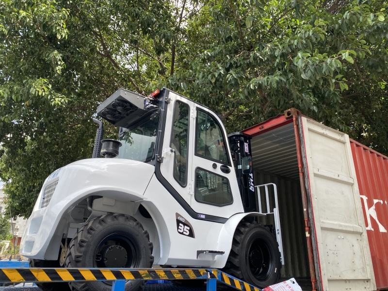 3.5 Ton 4WD Rough Terrain Forklift 