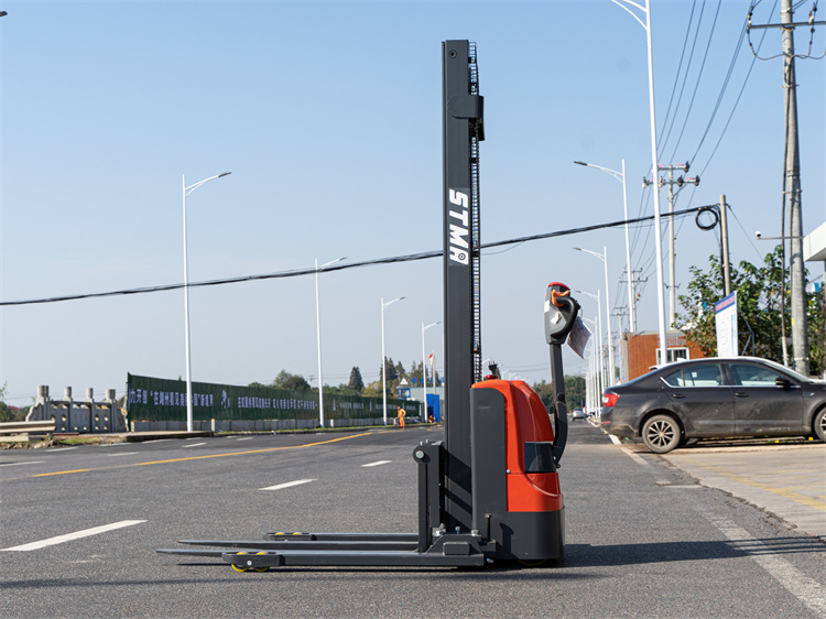 Electric stacker with wide outriggers
