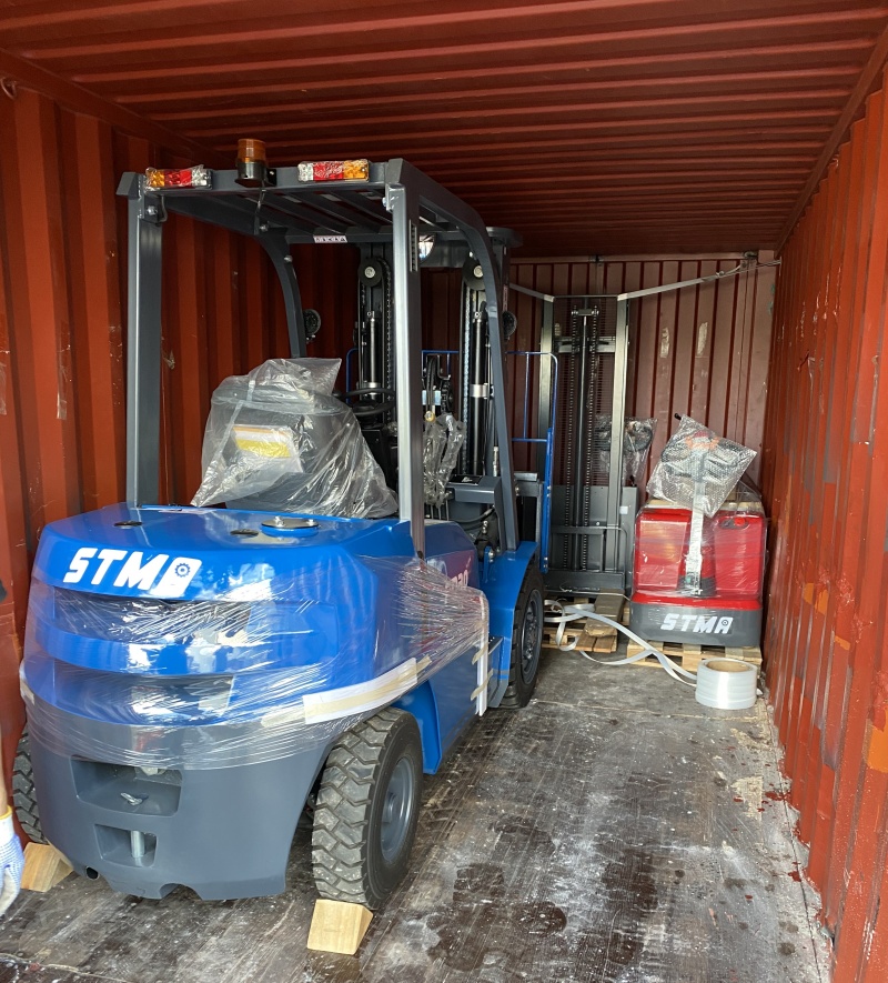 Electric stacker with wide outriggers