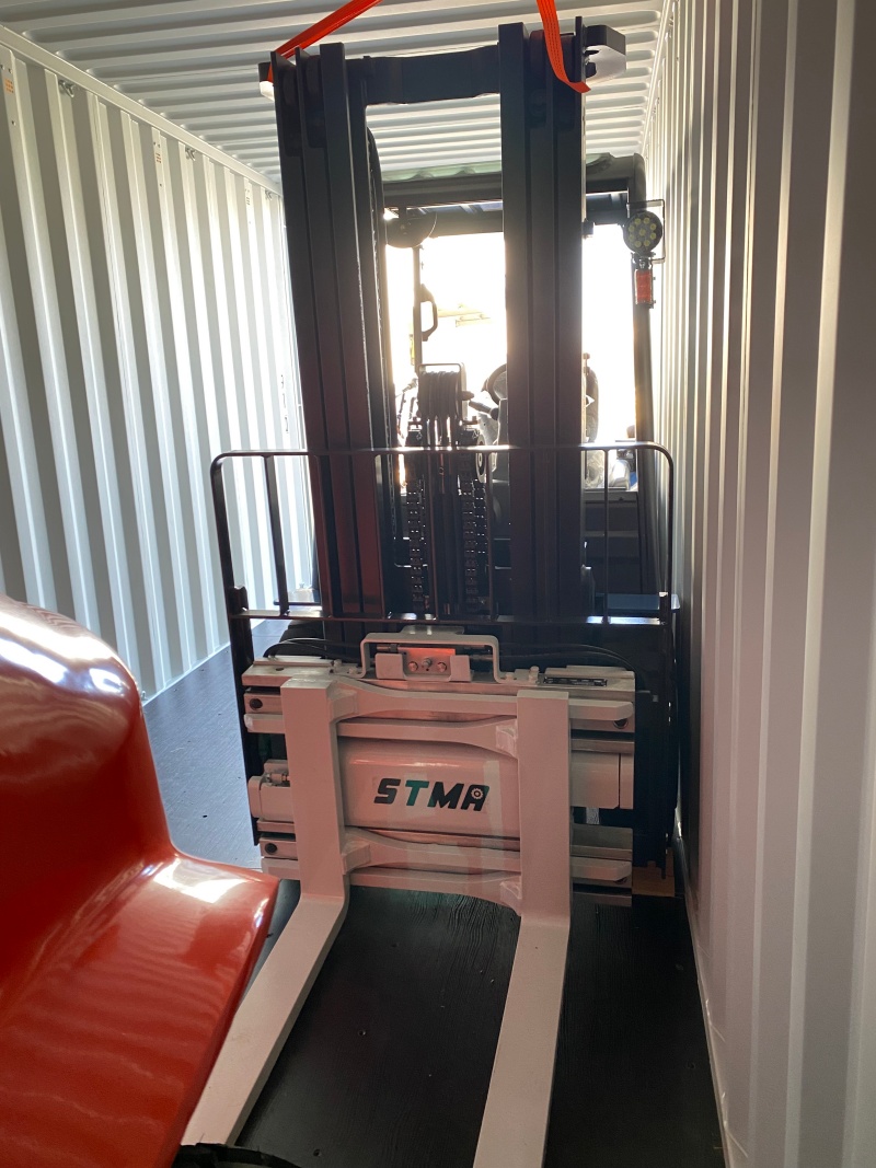 Forklift with fork positioner